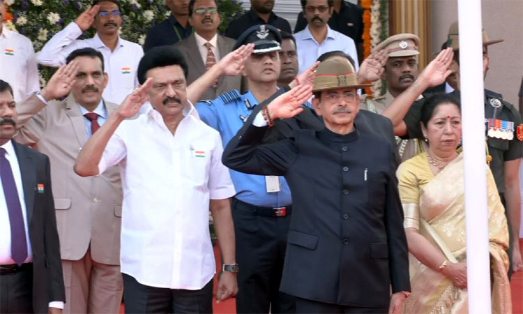 குடியரசு தினவிழா: மெரினா கடற்கரையில் கவர்னர் ஆர்.என்.ரவி தேசியக்கொடி ஏற்றினார்