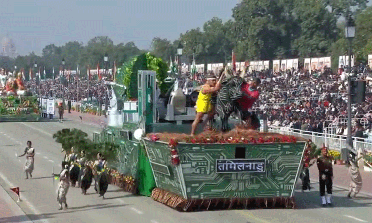 டெல்லி குடியரசு தினவிழாவில் கம்பீரமாக அணிவகுத்து சென்ற தமிழ்நாட்டு அலங்கார ஊர்தி