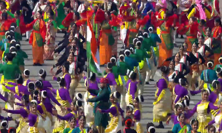 வந்தே மாதர பாடலின் 150-ம் ஆண்டு கொண்டாட்டம்; 2,500 கலைஞர்கள் கலாசார நடனம் ஆடி அசத்தல்