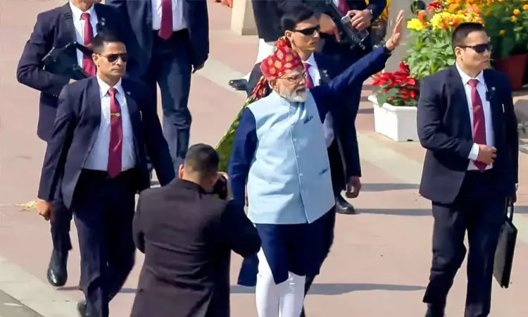 விதிகளை மீறி... டெல்லி கடமை பாதையில் நடந்து சென்ற பிரதமர் மோடி விதிகளை மீறி... டெல்லி கடமை பாதையில் நடந்து சென்ற பிரதமர் மோடி