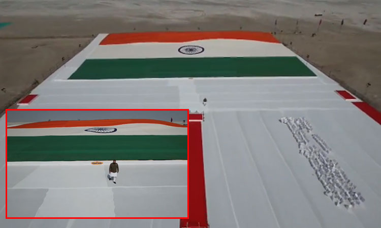 குஜராத்: கைத்தறி துணியால் ஆன உலகின் மிக பெரிய தேசிய கொடிக்கு மரியாதை