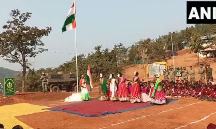 சத்தீஷ்கார்: நக்சலிசம் பாதித்த கிராமத்தில் பலத்த பாதுகாப்புடன் குடியரசு தின கொண்டாட்டம்