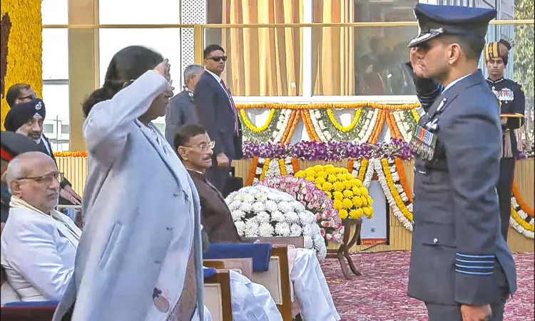 குடியரசு தினவிழாவில் சுபான்ஷு சுக்லாவுக்கு அசோக சக்ரா விருது; ஜனாதிபதி திரவுபதி முர்மு வழங்கினார் குடியரசு தினவிழாவில் சுபான்ஷு சுக்லாவுக்கு அசோக சக்ரா விருது; ஜனாதிபதி திரவுபதி முர்மு வழங்கினார்