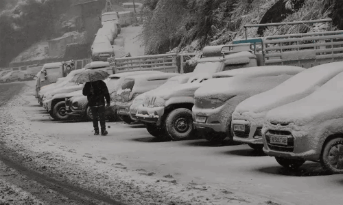 காஷ்மீரில் பனிப்பொழிவு: வாகன ஓட்டிகள் கடும் அவதி காஷ்மீரில் பனிப்பொழிவு: வாகன ஓட்டிகள் கடும் அவதி