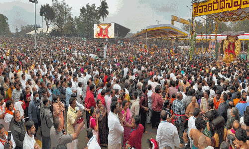 திருப்பதியில் 30 மணிநேரம் காத்திருந்து பக்தர்கள் சாமி தரிசனம் திருப்பதியில் 30 மணிநேரம் காத்திருந்து பக்தர்கள் சாமி தரிசனம்