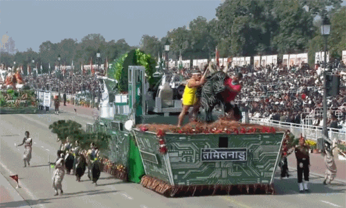 டெல்லி குடியரசு தினவிழாவில் கம்பீரமாக அணிவகுத்து சென்ற தமிழ்நாட்டு அலங்கார ஊர்தி டெல்லி குடியரசு தினவிழாவில் கம்பீரமாக அணிவகுத்து சென்ற தமிழ்நாட்டு அலங்கார ஊர்தி