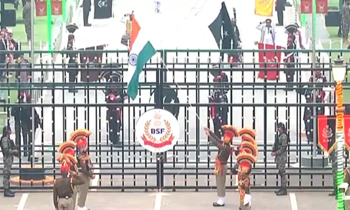 அட்டாரி-வாகா எல்லையில் கொடியிறக்கும் நிகழ்ச்சி - ஆயிரக்கணக்கானோர் பங்கேற்பு