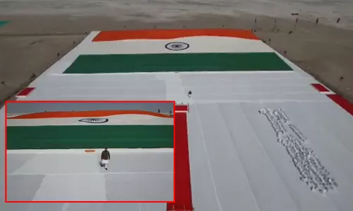 குஜராத்: கைத்தறி துணியால் ஆன உலகின் மிக பெரிய தேசிய கொடிக்கு மரியாதை குஜராத்: கைத்தறி துணியால் ஆன உலகின் மிக பெரிய தேசிய கொடிக்கு மரியாதை