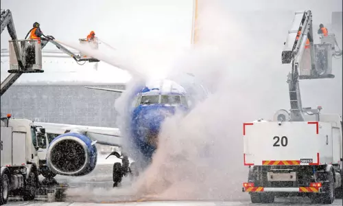 அமெரிக்காவை புரட்டிப்போடும் பனிப்புயல்; அவசரநிலை பிரகடனம் அமெரிக்காவை புரட்டிப்போடும் பனிப்புயல்; அவசரநிலை பிரகடனம்