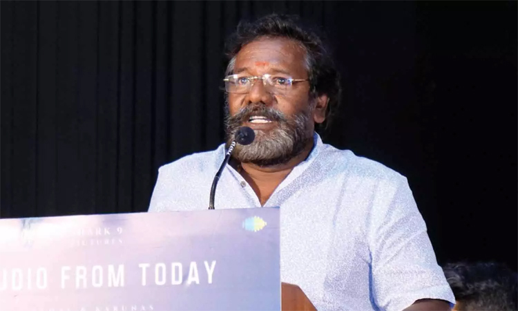 விஜய் ரசிகர்கள் மக்களை மிரட்டி வருகிறார்கள்: கருணாஸ் பேட்டி