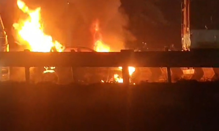 பூந்தமல்லி: தேசிய நெடுஞ்சாலையில் பற்றி எரிந்த கார் - பரபரப்பு சம்பவம்