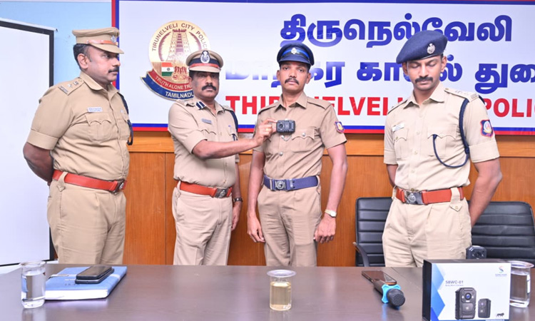 10 பேருக்கு சீருடையில் அணியும் நவீன கேமரா: நெல்லை மாநகர போலீஸ் கமிஷனர் வழங்கல்