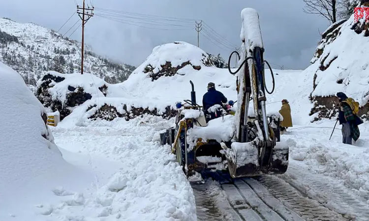 காஷ்மீரில் கடும் பனிப்பொழிவு: வெளியேற முடியாமல் சிக்கி தவித்த 40 வீரர்கள் பத்திரமாக மீட்பு