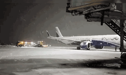 காஷ்மீரில் கடும் பனிப்பொழிவு.. 50 விமானங்கள் ரத்து காஷ்மீரில் கடும் பனிப்பொழிவு.. 50 விமானங்கள் ரத்து