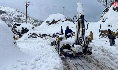காஷ்மீரில் கடும் பனிப்பொழிவு: வெளியேற முடியாமல் சிக்கி தவித்த 40 வீரர்கள் பத்திரமாக மீட்பு