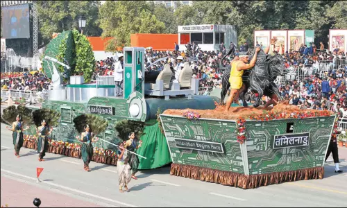 தமிழ்நாடு அலங்கார ஊர்தியில் இந்திக்கு முக்கியத்துவமா? - அரசு விளக்கம் தமிழ்நாடு அலங்கார ஊர்தியில் இந்திக்கு முக்கியத்துவமா? - அரசு விளக்கம்